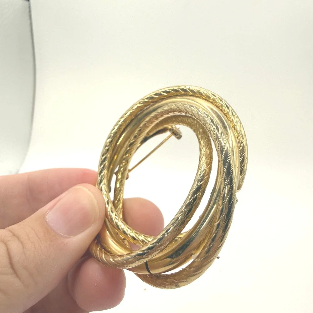 Vintage‎ Circle Brooch Women Gold Textured Interlocking Triple Ring Pin unsigned